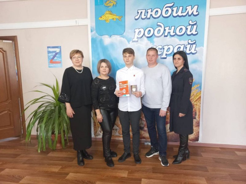В г. Ершове состоялось торжественное вручение паспортов юным гражданам России